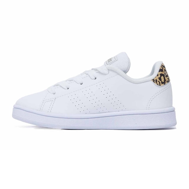 tenis casual adidas advantage k blanco fy8875 niña 16.5cm vista lateral izquierda, tenis blanco de corte sintético con cierre por cordones, perforaciones en panel lateral tipo tres franjas y contrafuerte trasero con estampado animal; suela blanca plana y perfil bajo. Ideal para uso diario y actividades casuales.