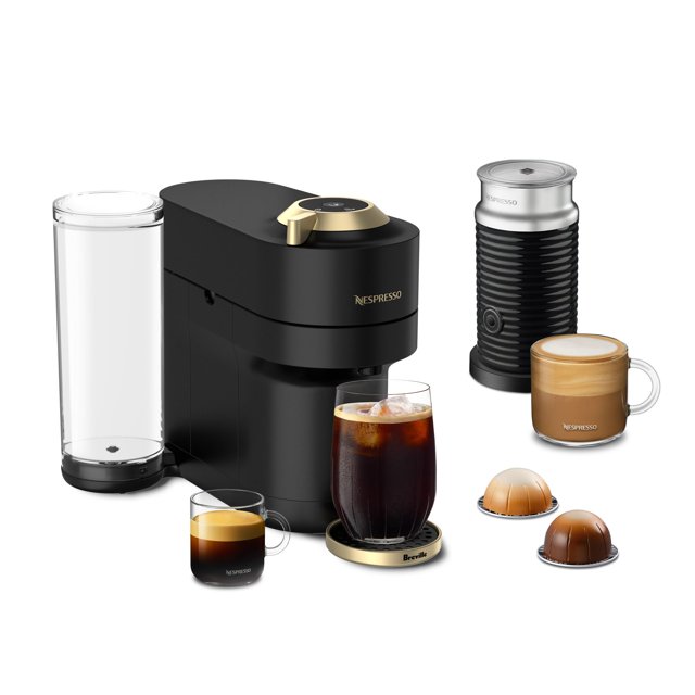 cafetera y cafetera espresso nespresso vertuo pop+ deluxe Edición limitada negro mate dorado, vista frontal 3/4 de la máquina compacta con depósito de agua trasero transparente, bandeja dorada para taza y logotipo Nespresso; incluye espumador de leche independiente en negro, cápsulas visibles y ejemplos de bebidas para espresso y cafés fríos y calientes de 5–12 onzas. Apto también para preparar bebidas individuales para llevar.