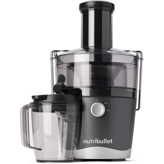 nutribullet juicer centrifugal juicer machine for fruit, vegetables, and food prep, 27 ounces/1.5 liters, 800 watts, gray nbj50100 vista frontal del exprimidor centrífugo gris con tolva alta y rampa de 3" para piezas enteras, base de motor de 800 W con perilla de dos velocidades marcada Off/Low/High, contenedor de pulpa transparente de 1.5 L, tamiz de acero inoxidable visible, jarra de jugo de 27 oz (800 ml) con tapa selladora y separador de espuma y boquilla antigoteo. Adecuado para extraer jugos de frutas y verduras y para preparar jugo por adelantado para llevar.