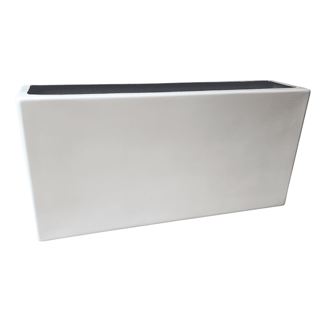 maceta de fibra de vidrio mod. jardinera 80x20x40cm blanco, vista frontal 3/4 de jardinera rectangular blanco brillante; 80 cm de largo, 20 cm de ancho y 40 cm de alto, paredes lisas con borde superior redondeado, interior oscuro sin orificios de drenaje visibles; ideal para interiores y exteriores, también utilizada como jardinera para plantas alargadas o separador de espacios en terrazas.