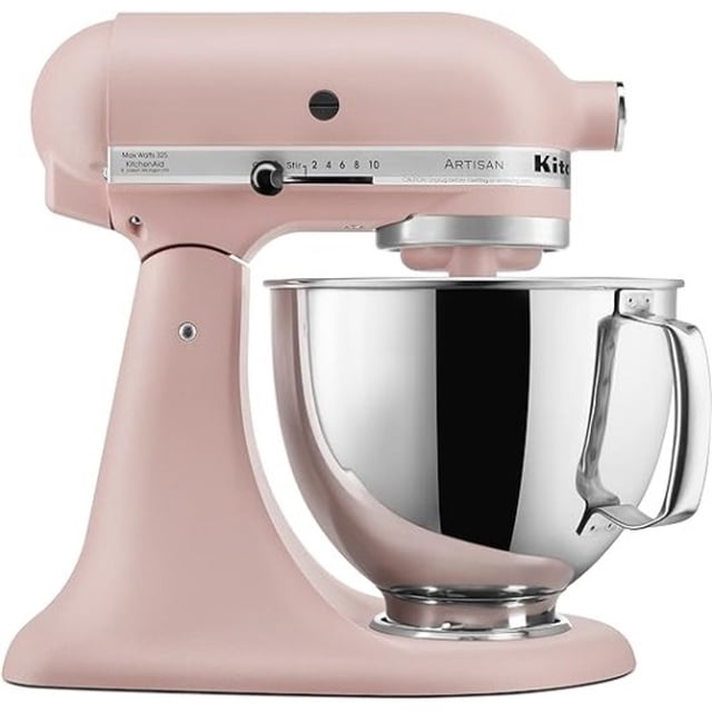 ksm150psft batidora artisan kitchenaid 4.7 l feather pink kitchenaid na Vista frontal 3/4 de la batidora KitchenAid Artisan en Feather Pink con tazón de acero inoxidable de 4.7 L, perilla de 10 velocidades y brazo inclinable; acabado liso mate y asa integrada en el tazón. Suele usarse también para preparar pequeñas porciones de helado casero.