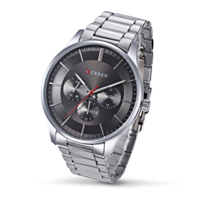 reloj cuarzo curren plateado para hombre vista frontal 3/4 de reloj Curren con caja y brazalete de acero inoxidable, esfera negra con tres subesferas tipo cronógrafo, índices aplicados plateados, segundero rojo y corona lateral; fondo blanco minimalista. A menudo usado como accesorio de moda para looks formales y cotidianos.