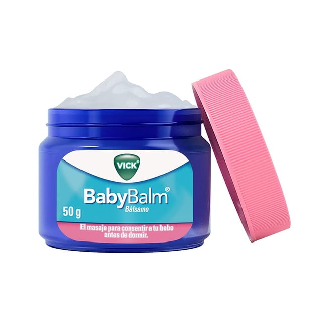 vick babybalm con manzanilla y aloe para el masaje que relaja a tu bebé 50 g frasco azul de 50 g con tapa rosada abierta y bálsamo blanco cremoso visible; etiqueta frontal con logo Vick y texto BabyBalm; indicado para masajes suaves después del baño en bebés desde 3 meses, también suele usarse para masajear pies y espalda durante la rutina nocturna.