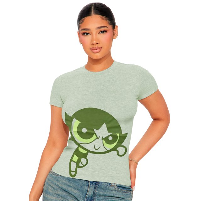 playera para mujer cómics disney licencias original 100% algodon SHENDY VENDY verde, vista frontal centrada de camiseta ajustada con cuello redondo y manga corta; gráfico grande estilo cómic en verde oscuro sobre tela verde claro, textura suave y ligera visible; modelo de pie con mano en cadera sobre fondo blanco, adecuada como camiseta casual para eventos.