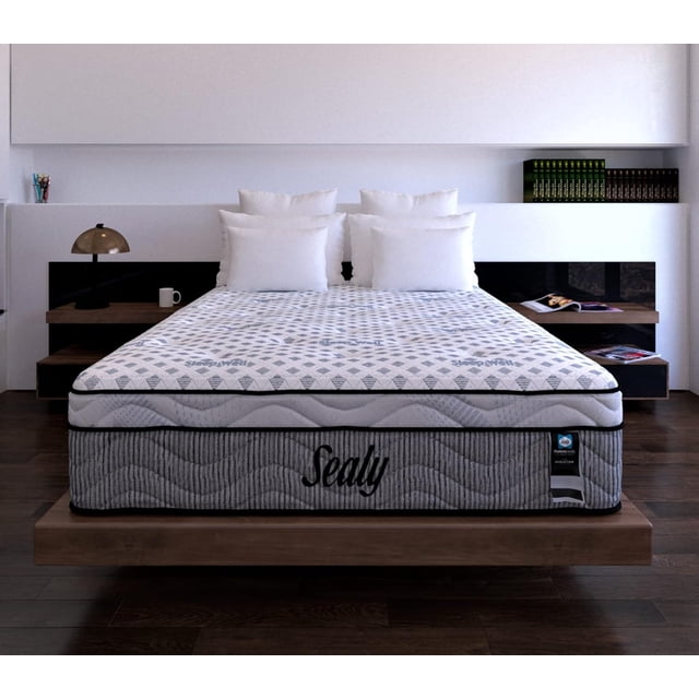 sealy ortopédico colchón queen size tecnología posturepedic - fin32, vista frontal centrada sobre base flotante en dormitorio; cubierta texturizada gris y blanco con patrón geométrico superior, faldón gris con logo Sealy visible y costuras acolchadas; zona central que ofrece soporte espinal; a menudo usado como opción para recuperación nocturna.