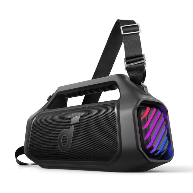 altavoz exterior soundcore boom 2 plus 140w ipx7 impermeable negro, vista 3/4 frontal centrada con asa superior y correa ajustable; carcasa negra texturizada y rejilla frontal con logo, panel lateral hexagonal con radiador visible y luces LED moradas/rosadas/azules, formato portátil pensado para exteriores y uso en fiestas con PartyCast 2.0; también suele usarse como batería externa portátil para cargar dispositivos.