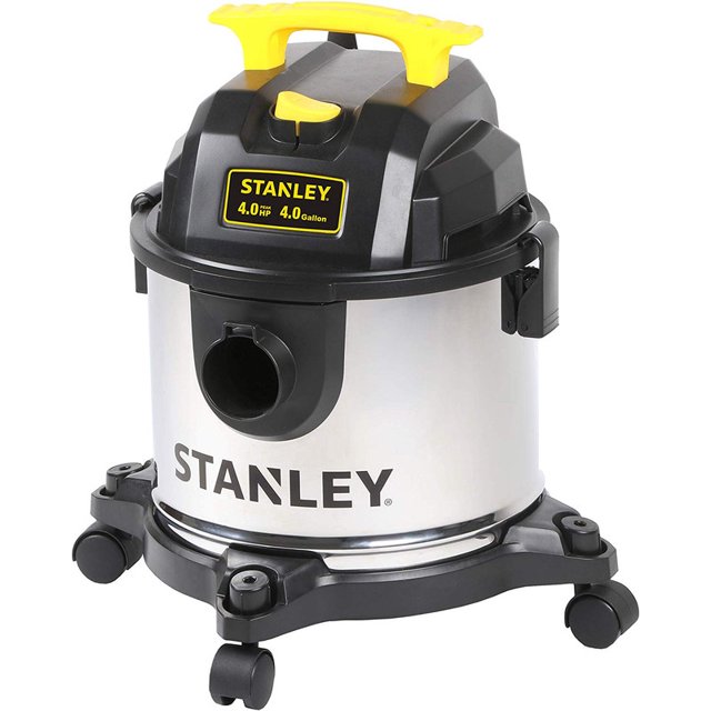 aspiradora industrial seco/mojado stanley 4hp sl18301-4b Plateado, vista frontal centrada de tanque cilíndrico metálico con tapa negra y asa amarilla, boquilla de succión frontal, base con cuatro ruedas giratorias y logotipo STANLEY visible. Adecuada para limpieza en talleres y garajes; también suele usarse para retirar polvo y residuos en obras pequeñas.