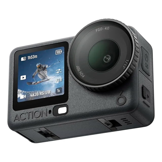 osmo action 6 pro standard combo cámara de acción negra DJI, vista 3/4 frontal con lente gran angular y pantalla LCD frontal que muestra la interfaz de grabación y miniatura de esquiador; carcasa texturizada, botón QS lateral y anclajes inferiores visibles, suele usarse también para vlogging y deportes extremos.