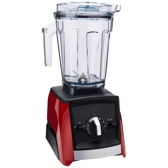 vitamix 065558 licuadora a2500 serie ascent, contenedor de 64 oz, rojo: vista frontal centrada de la licuadora con base roja y panel negro, perilla giratoria y pantalla LED; jarra transparente de 64 oz con asa izquierda, tapa con cierre y cuchillas visibles en la base; temporizador digital integrado; suele usarse para smoothies, sopas calientes y postres congelados.