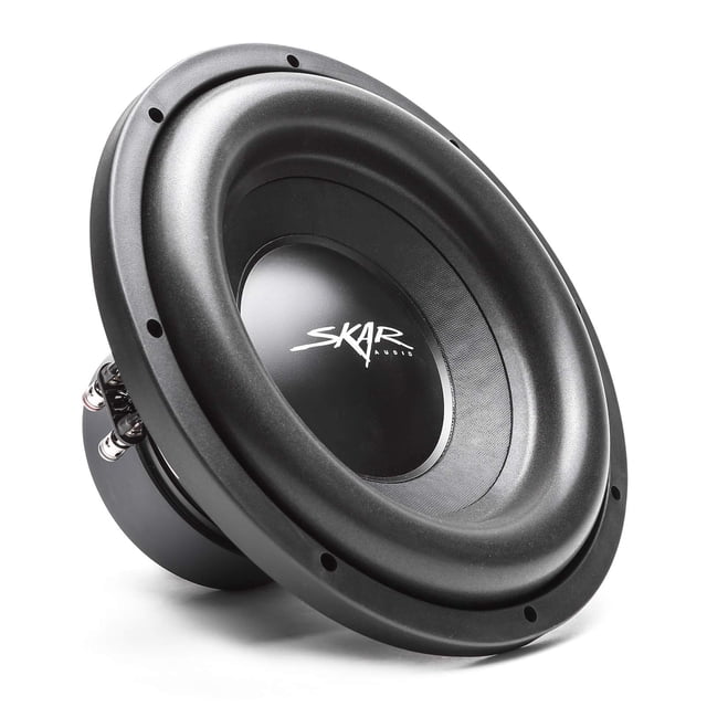 skar audio sdr-12 d4 12" 1200 vatios potencia máxima dual 4 ohmios subwoofer para automóvil vista frontal inclinada 3/4 de subwoofer de 12" con cono negro y logo Skar, suspensión de espuma de alto rollo, cesta metálica y terminales expuestos; bobina visible de 2.5" y profundidad de montaje 7.62"; a menudo usado para reforzar bajos en cajas selladas o bass reflex en autos.