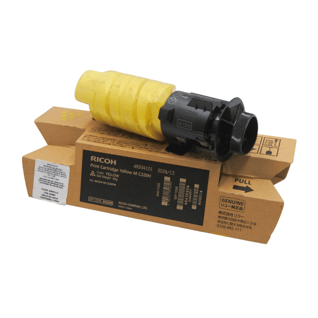 tóner ricoh m c320h amarillo original 842690 cartucho amarillo para impresora en vista 3/4 sobre caja de cartón con etiqueta Ricoh, cilindro plástico amarillo con acople negro y sello PULL visible, rendimiento estimado 7,500 páginas, compatible con Ricoh M C320H.