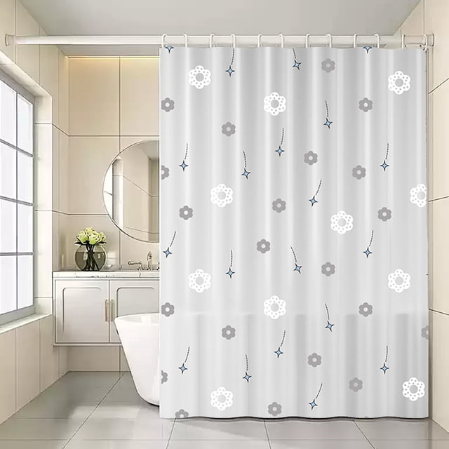 cortina de ducha gruesa para baño, resistente al agua, con barra, tela impermeable, sin perforaciones — Cortina blanca con estampado de flores grises y pequeños acentos azules, vista frontal centrada colgada en barra tensionada sobre bañera; tejido opaco con dobladillo visible y anillas integradas, fondo de azulejos claros y tocador. Suele usarse también para separar áreas de lavado en lavanderías o cabañas pequeñas.