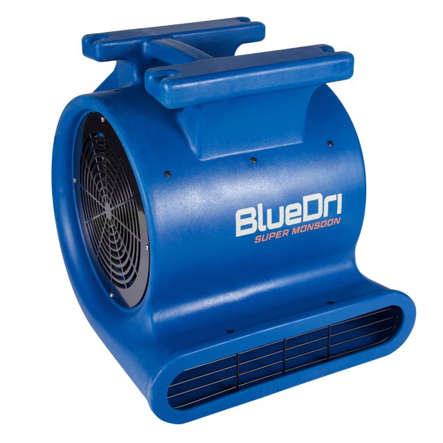 lasko bluedri super monsoon 1 hp, 4050 cfm ventilador de aire para restauración de daños por agua, secadora de alfombras, piso, uso doméstico y plomería, azul, bd-smnsn vista 3/4 frontal de blower azul con carcasa apilable, rejilla circular negra en la entrada, salida rectangular inferior, asa superior integrada y logo "BlueDri Super Monsoon" en el costado; diseño compacto y posiciones de ángulo ajustables visibles. A menudo se usa también como secador portátil para acelerar el secado de áreas pequeñas durante trabajos de limpieza.