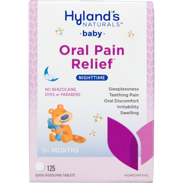 tabletas calmantes nocturnas hyland's baby 125 tabletas caja frontal blanca con bordes rosados y logotipo Hyland's Naturals; texto prominente "Oral Pain Relief" y sello "Nighttime", ilustración de un oso naranja con chupete y pequeños iconos de luna y mariposas, leyenda "0+ MONTHS" y número "125" en la esquina inferior; rótulos que indican tabletas de disolución rápida y sin benzocaína, colorantes ni parabenos. A menudo se usa para calmar molestias orales nocturnas por la dentición.