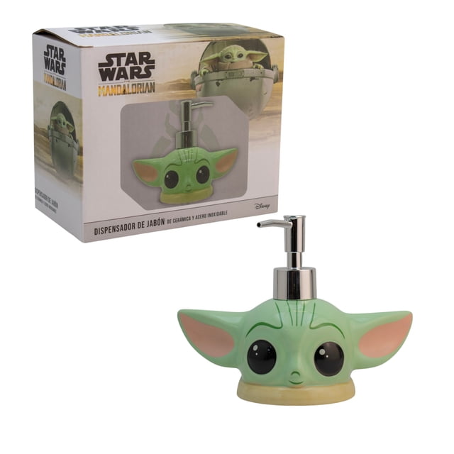 dispensador de cerámica para jabón líquido recargable, colección disney star wars, cabeza grogu the mandalorian, capacidad 250 ml con caja regalo Dispensador en forma de cabeza 3D de Grogu en cerámica verde con ojos negros grandes y orejas extendidas, bomba superior de acero inoxidable pulido y base redondeada; medidas 14 cm alto × 19 cm largo × 9 cm ancho, mostrado junto a su caja de regalo con diseño Star Wars. Su tamaño compacto lo hace adecuado también para lociones o sanitizante en baño o cocina.