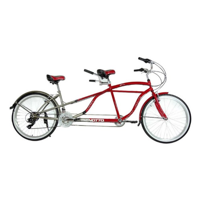 bicicleta doble city tandem r26 rojo unitalla unisex benotto, vista lateral 3/4 con cuadro rojo y sección trasera plata, dos asientos ergonómicos rojos y manubrios independientes; transmisión SHIMANO TOURNEY 21V con cassette 7P 14x34, rines aluminio doble pared y llantas 26x2.125, frenos tipo V delantero y trasero, largo aprox. 197 cm; ideal para paseos recreativos en pareja.