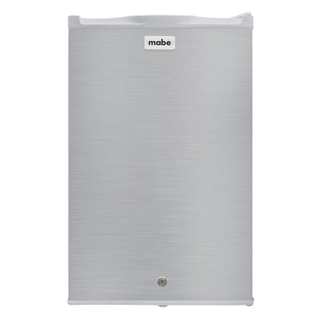 frigobar mabe 4 pies cúbicos acero inox frontal, mini refrigerador plateado con puerta cepillada y logotipo Mabe, chapa de seguridad visible en la base y tirador integrado en el borde superior; fondo blanco minimalista, pensado para espacios pequeños, puerta reversible y deshielo manual según especificaciones. Ideal también para oficinas o dormitorios por su tamaño compacto.