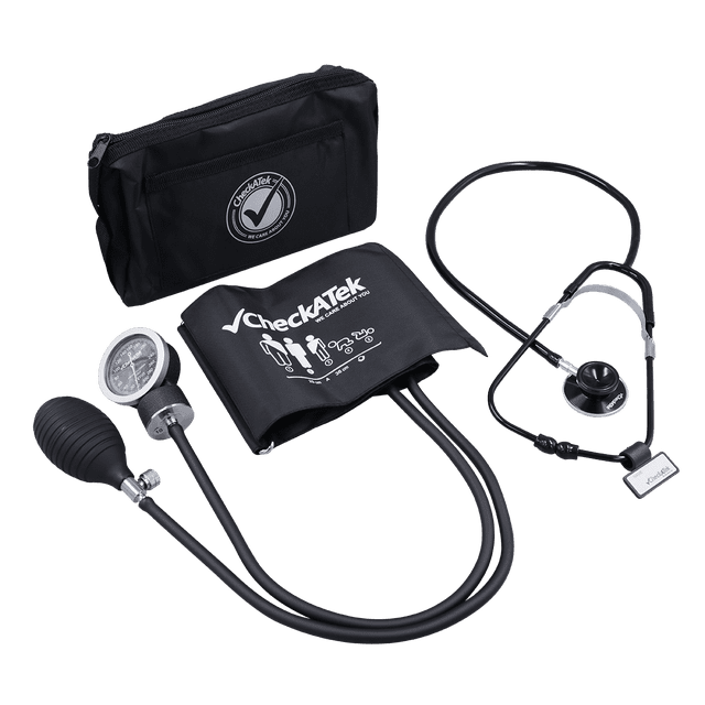kit de baumanómetro aneroide + estetoscopio doble azul marca checkatek negro; vista frontal del kit sobre fondo neutro, baumanómetro aneroide con amplia carátula de fondo blanco, perilla y manguera de silicón, bulbo de inflación negro y brazal de nylon reforzado con logo CheckaTek impreso, estetoscopio de doble campana con tubos negros, adecuado también para prácticas de instrumental médico y toma de presión arterial en formación.