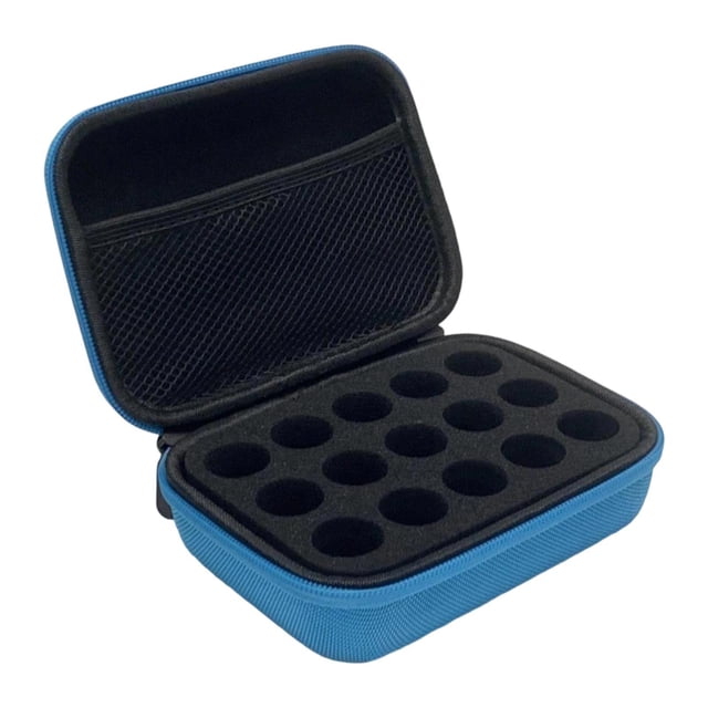 estuche de viaje para insulina, estuche compacto para transportar viales de insulina, organizador y bolsa de refrigeración para exteriores, viajes, oficina y hogar. azul 15 ranuras. Estuche abierto, vista frontal; funda rígida azul con cremallera y forro negro. Interior de espuma con 15 ranuras cilíndricas para viales y bolsillo de malla en la tapa. Medidas aproximadas 17 x 12 x 7 cm; material nailon y EVA; portátil y con barrera de aislamiento. También usado frecuentemente como organizador para pequeños medicamentos o accesorios de viaje.