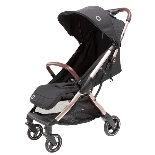 carriola ligera maxi cosi eva2 gris con diseño compacto para viajes para bebé Carriola Maxi-Cosi Eva2 gris-champagne, vista 3/4 frontal; chasis metálico champagne con tapicería gris oscuro y detalles en piel sintética café, manillar y barra forrados, ruedas delanteras dobles giratorias, asiento amplio reclinable con arnés de 5 puntos y clip de pecho magnético, capota extensible con protección UV50+ y ventana de supervisión, cesto inferior de malla. Dimensiones 57 x 52 x 25 cm, peso 5 kg; uso desde recién nacido hasta 22 kg, plegado automático a una mano y diseño compacto ideal para viajes y trayectos urbanos.