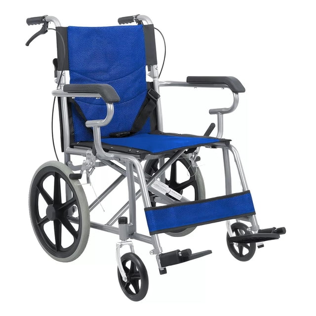 silla de ruedas de traslado ligera plegable con freno 4x4 azul CJR, vista frontal 3/4, estructura metálica plegable plateada con asiento y respaldo textiles azules, ruedas traseras de 14" y delanteras de policarbonato, frenos de chicote por palanca en ruedas traseras, descansabrazos de plástico suave, posapies abatibles con talonera ajustable y cinturón de seguridad.