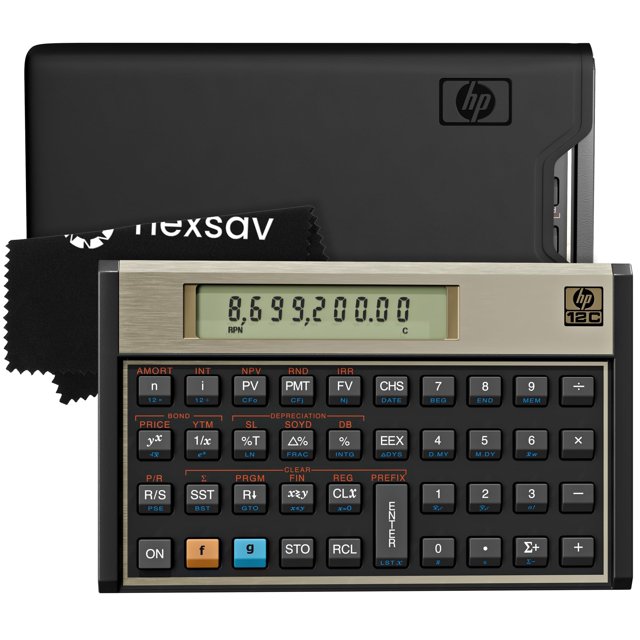 Calculadora Financiera HP 12C con más de 120 funciones, estuche y paño de limpieza vista frontal de una calculadora HP 12C negra con bisel metálico superior y pantalla LCD de una línea mostrando dígitos; diseño compacto con entrada por Notación Polaca Inversa (RPN), teclas rotuladas para TVM, PV, FV, TIR y VPN, teclas de función naranja y azul, pad numérico y teclas programables; estuche protector deslizante negro detrás y paño de limpieza a la izquierda; a menudo usada por profesionales de finanzas para amortización, cálculos de bonos y análisis de flujos de efectivo.