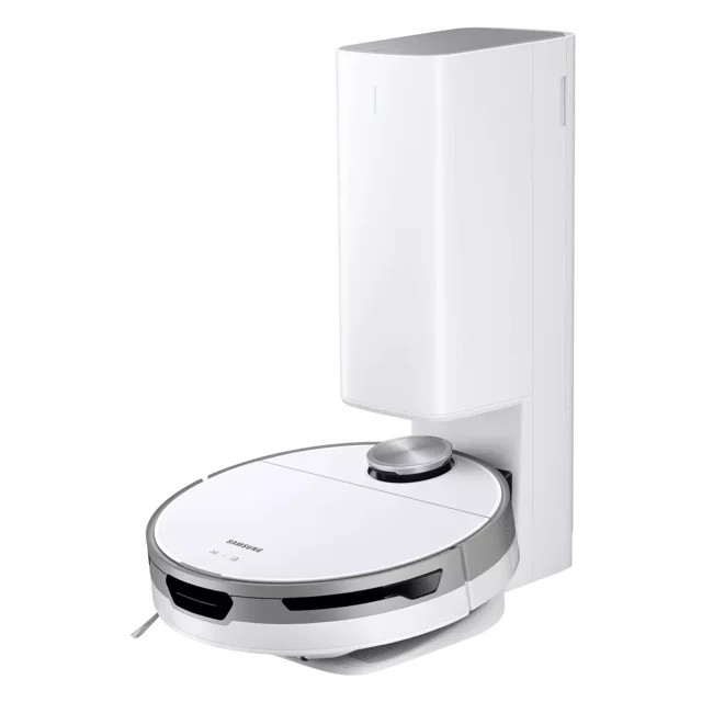 robot aspirador jet bot+ con vaciado automático, navegación precisa, limpieza multisuperficie en blanco Samsung en vista 3/4 frontal junto a su estación de autovaciado vertical; robot circular blanco con aro plateado y sensor LiDAR superior, cepillo lateral visible y abertura de la estación para el contenedor de suciedad. Control por app móvil, succión variable, limpieza programable, filtro lavable y autovaciado higiénico; suele usarse para limpiezas rápidas en pisos duros y alfombras de pelo bajo.
