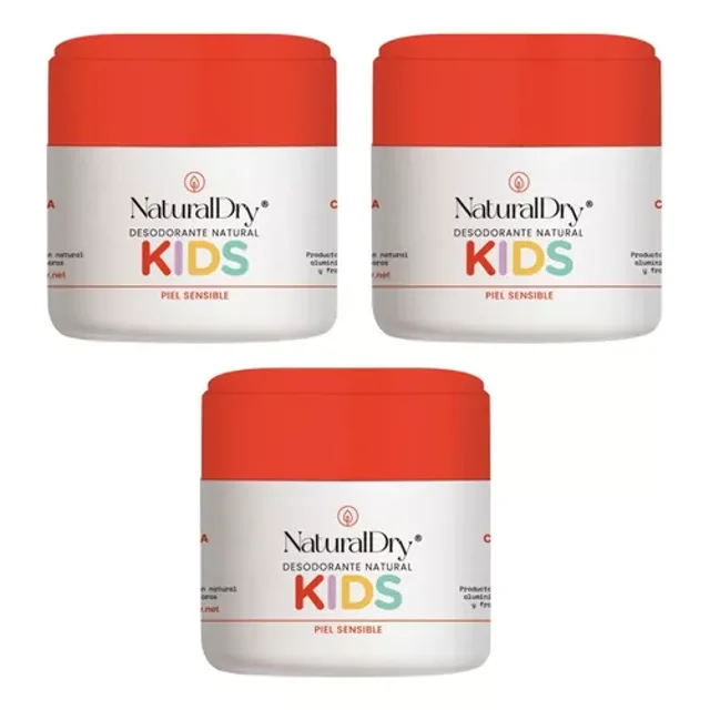 desodorante naturaldry kids piel sensible 3 pz natural tarros blancos con tapa naranja, vista frontal de tres unidades; etiqueta 'NaturalDry Desodorante Natural KIDS Piel Sensible' visible, formulación indicada para niños sin bicarbonato ni aluminio, neutraliza el mal olor y aporta hidratación ligera gracias a ingredientes naturales.
