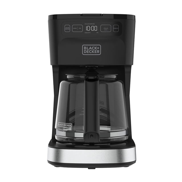 cafetera black+decker 12 tazas programable café craft negra vista frontal centrada con jarra de vidrio de 12 tazas, panel digital con reloj y botones programables, selector de intensidad visible, logo BLACK+DECKER en el frente, base con acabado en acero inoxidable y filtro permanente integrado; permite programar el colado y tiene función Sneak-A-Cup para servir una taza durante el colado, adecuada para preparar varias tazas en reuniones familiares.