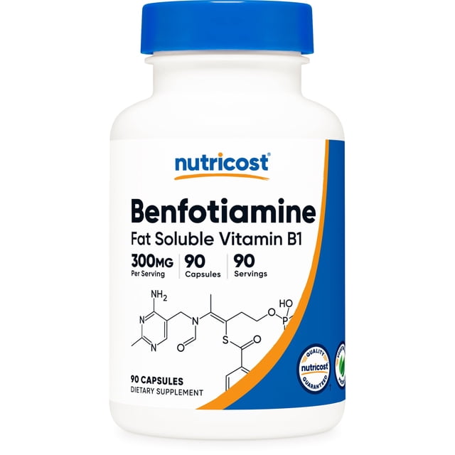 suplemento nutricost benfotiamina 300 mg 90 cápsulas frasco frontal blanco con tapa azul; etiqueta indica 'Benfotiamine Fat Soluble Vitamin B1 300MG 90 Capsules', muestra estructura química, banda azul y naranja en el costado y sello de garantía Nutricost; texto legible que resalta 300 mg y 90 cápsulas.