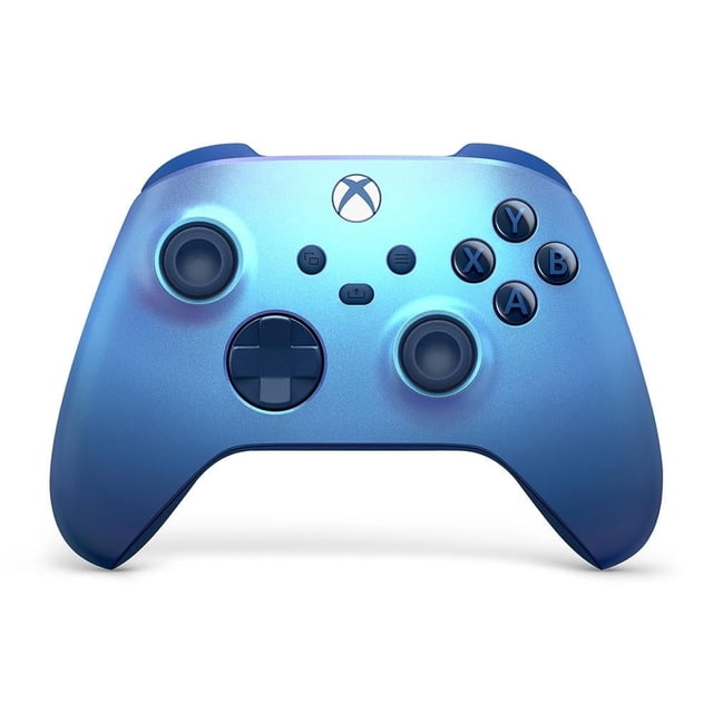 control microsoft xbox aqua shift con acabado azul cambiante, vista frontal centrada; mando inalámbrico con botones A/B/X/Y negros, palancas analógicas, D-pad híbrido, botón de captura y logo Xbox; agarres de remolino de goma y texturizado en gatillos, parachoques y parte posterior, puerto USB-C y compartimento para pilas AA en la trasera; compatible con Xbox Series X|S, Xbox One y Windows; también se usa a menudo para juego portátil y streaming casual.