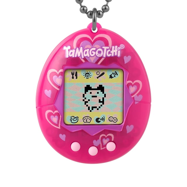 tamagotchi original - lots of love mascota digital rosa en forma de corazón con cadena, vista frontal centrada del dispositivo con pantalla pixelada que muestra un Tamagotchi en blanco y negro, marco morado, tres botones rosa claro en la base y corazones estampados en la carcasa; juguete retro y mascota electrónica para llevar.