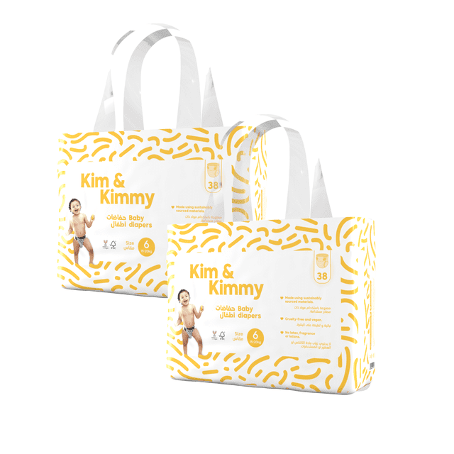 pañales kim & kimmy etapa 6 (+15kg) - 76 pzas (2 pack) con indicador de humedad Paquete doble con dos bolsas blanco y amarillo, logotipo Kim & Kimmy en amarillo, patrón curvo decorativo, cada bolsa muestra talla 6 y 38 pzas, imagen de bebé en pañal, asas superiores y indicador de humedad visible en el panel frontal.