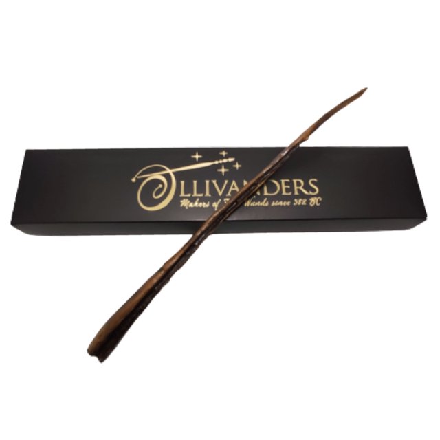varita magica para magos harry potter de resina con nucleo metálico sólido de metal con caja ollivanders dumbledore hermione sauco cosplay disfraz accesorio modelo a escoger — Varita negra de resina de 30–37 cm según modelo con núcleo metálico interno; tallada con textura y vetas visibles, apoyada sobre caja Ollivanders negra con logo y detalles dorados (38x8x3 cm). Ideal para coleccionistas y disfraces; también adecuada para exhibición de colecciones.