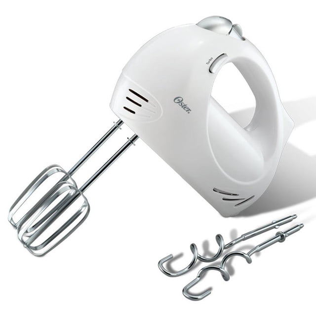 batidora de mano oster 5 velocidades blanca, batidora eléctrica de 240 W en 3/4 frontal con mango ergonómico; incluye dos batidores planos y dos ganchos amasadores de acero inoxidable, control deslizante de 5 velocidades y función Turbo visible; también adecuada para repostería casera, sobre fondo blanco.