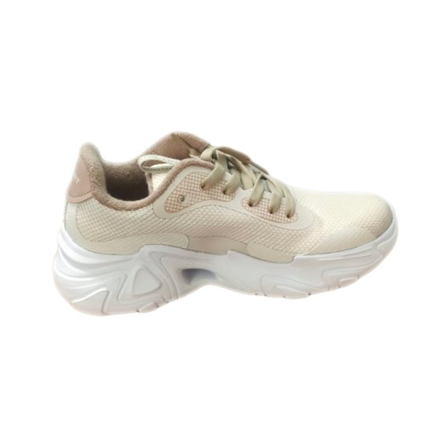 tenis court deportivos mujer a7905t Beige, vista lateral 3/4 derecha de tenis urbano para mujer con exterior textil beige, cordones planos, refuerzo en talón y entresuela blanca moldeada de suela EVA que ofrece amortiguación; también suele usarse para caminatas urbanas cortas.