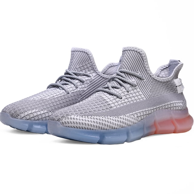 tenis hombre, zapatos hombre deportivos, zapatos de malla transpirable para hombre, zapatillas de deporte casuales de moda para entrenamiento caminar correr gimnasio Gris Shendy Vendy — par de tenis grises en vista 3/4 con tejido de malla transpirable y cordones integrados; talón con lengüeta y suela translúcida acolchada bi‑color con dibujo de tracción antideslizante. Diseño liviano y adecuado para caminar, correr, gimnasio y uso diario; también suelen usarse para viajes.