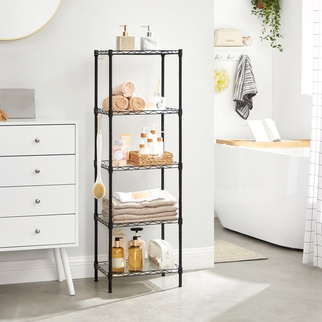 songmics estantería de cocina, estantería de 5 niveles, 8 ganchos, 30 x 40 x 121 cm, metal, altura ajustable, negro — estantería metálica negra de 5 niveles en vista frontal con estantes de rejilla y paneles PP, 8 ganchos laterales y pies ajustables; mostrada en un baño con toallas, frascos y cestas en los niveles. Cada nivel es ajustable y soporta hasta 20 kg; incluye dispositivo de fijación para anclar a la pared. Adecuada también para organizar electrodomésticos compactos o botellas grandes.