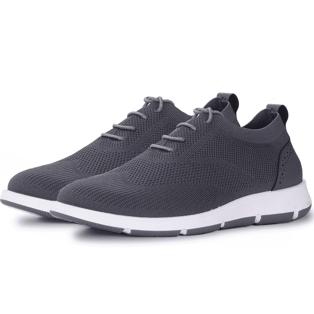tenis para hombre comodo estilo casual de vestir Shendy Vendy gris, vista 3/4 frontal de par ligero con tejido de malla transpirable y cordones elásticos; suela blanca antideslizante de tracción duradera con ranuras para estabilidad; fondo blanco, también adecuado para caminar o viajar.