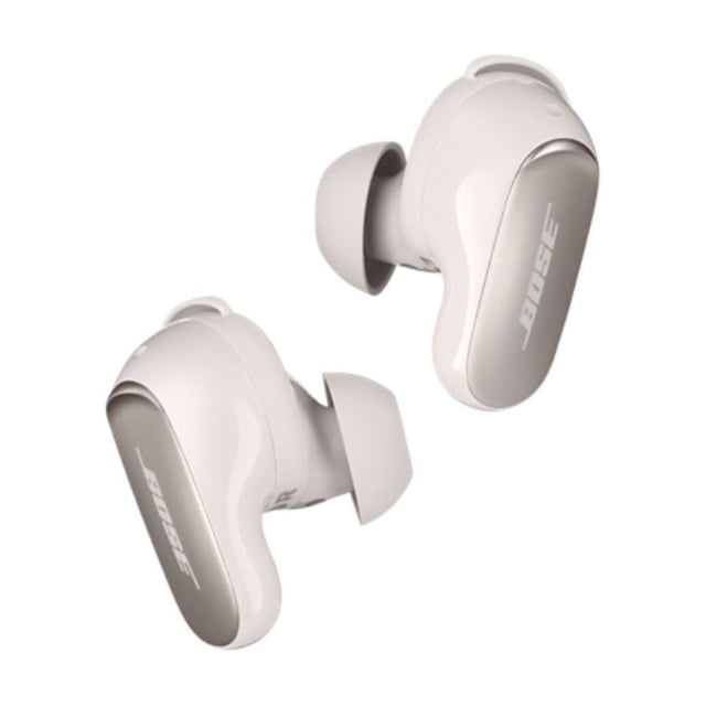 audífonos bose quietcomfort ultra earbuds-white Par de auriculares inalámbricos Bose QuietComfort Ultra en blanco, vista 3/4 frontal que muestra puntas de silicón y aletas de estabilidad, paneles externos lisos con logo Bose y acabado brillante sobre fondo neutro; tamaño compacto adecuado para uso personal y viajes.