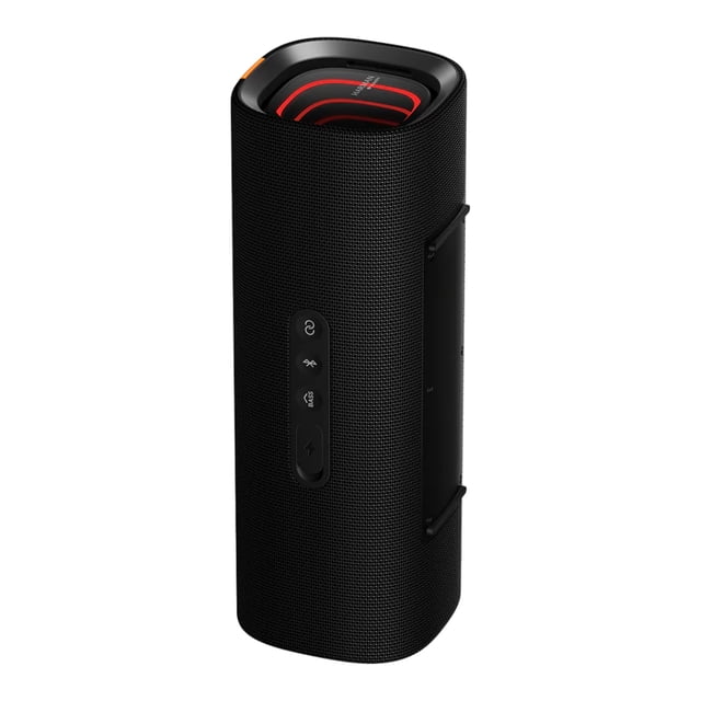 bocina portátil xiaomi sound party bateria hasta 26 hrs Vista 3/4 vertical de la bocina portátil Xiaomi Sound Party en negro, cuerpo cilíndrico con rejilla textil, panel frontal con botones visibles, asas laterales y luz interior roja en la parte superior; batería 5200mAh para aprox. 26 horas de reproducción, clasificación IP67 y emparejamiento estéreo TWS, adecuada para eventos y uso al aire libre.