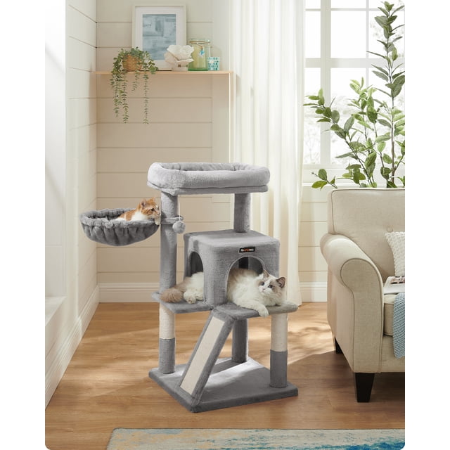 feandrea árbol de gatos, torre para gatos grandes, con plataforma grande, 2 puertas, pompón, gris claro torre para gatos gris claro con base reforzada, rampa de rascado 2 en 1 y postes de sisal, cueva central de 2 puertas y cesta colgante, plataforma superior ensanchada acolchada y pompón extra; dimensiones 48 x 48 x 96 cm, ambientada en sala junto a sofá, adecuada para gatos grandes y hasta 3 gatos; a menudo usada también como punto elevado de descanso para vigilar la habitación.