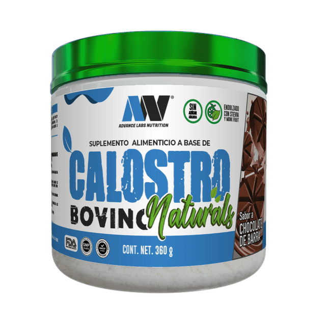 calostro bovino en polvo advance labs naturals stevia y monk fruit chocolate de barra 60 serv 360g — Envase frontal de 360 g con tapa verde y etiqueta blanca y azul que muestra el nombre destacado “Calostro Bovino Naturals”, logotipo Advance Labs Nutrition, sello que indica endulzado con stevia y monk fruit y texto que señala 60 servicios; imagen lateral de una barra de chocolate. Suele usarse también para añadir a batidos y bebidas.