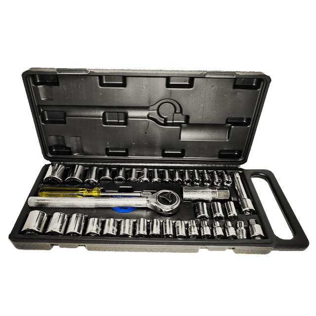 dados herramienta juego con matraca 40 pz estuche de plástico juego de dados negro Lion Tools con matraca en estuche de plástico negro abierto, vista frontal centrada mostrando la matraca con empuñadura visible y mecanismo giratorio, prolongador y filas de dados de acero en varias medidas métricas e imperiales organizados en ranuras moldeadas del estuche; también adecuado para guardar piezas pequeñas en el taller.