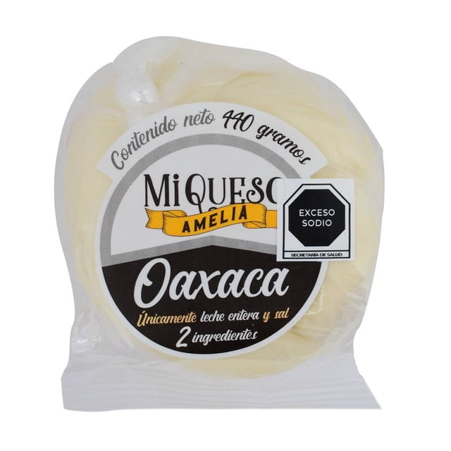 queso oaxaca mi queso amelia 440 g paquete frontal con queso en hebra blanco enrollado visible, etiqueta redonda que muestra 'Mi Queso Amelia', 'Oaxaca' y 'Contenido neto 440 gramos', sello frontal de advertencia 'Exceso Sodio' y envoltura plástica transparente; fondo blanco.