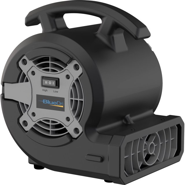 lasko bluedri ventilador portátil de 1/8 hp mini multiusos para el hogar, secado de alfombras y pisos, negro, bd-vp-15-bk, mediano Ventilador compacto en vista frontal 3/4, carcasa rotomoldeada negra con asa superior integrada; panel frontal con rejilla circular, interruptor de dos velocidades marcado High/Low y placa con logo BlueDri; base con posiciones a 0°, 45° y 90° y salida rectangular lateral para dirigir el flujo. Indicado para secar alfombras, pisos y áreas de difícil acceso; suele usarse junto con deshumidificadores o depuradores de aire para optimizar eliminación de humedad.