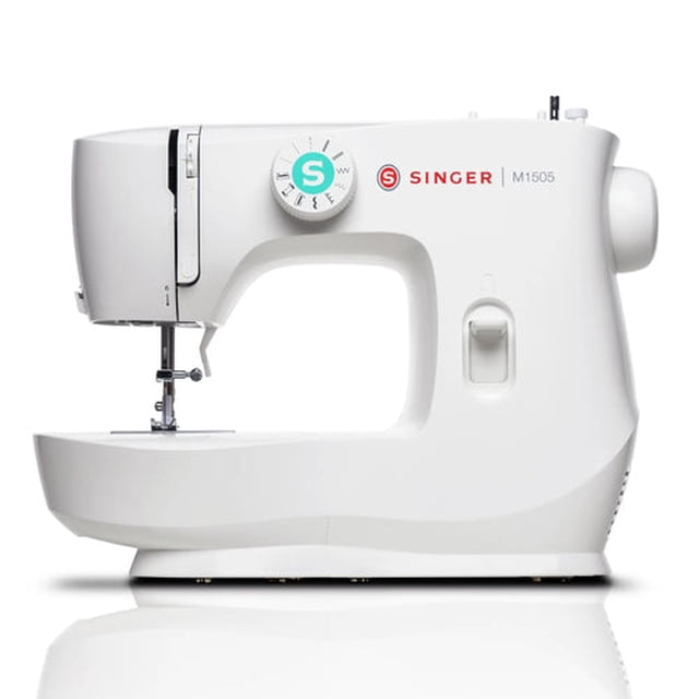 maquina singer m1505 blanca, vista frontal-lateral centrada con brazo libre; dial selector de puntadas y logotipo SINGER visibles, aguja y prensatelas en área de costura iluminada, enhebrador manual y cortador de hilo integrados; trabaja 6 puntadas (recta, zigzag, ojal, decorativa, invisible) y es apta para telas livianas a pesadas; suele usarse también para proyectos de manualidades textiles domésticas.