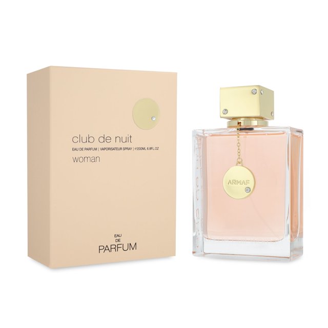 armaf club de nuit woman 200ml edp spray armaf edp 200ml Frasco rectangular de vidrio con líquido rosado, tapón dorado cuadrado y placa circular con logo ARMAF; acompañado de caja beige con texto "club de nuit woman"; fragancia floral frutal para dama con notas de salida cítricas y durazno, corazón de rosa y jazmín, y fondo de pachulí y vainilla; contenido 200 ml; también apto como adorno de tocador.