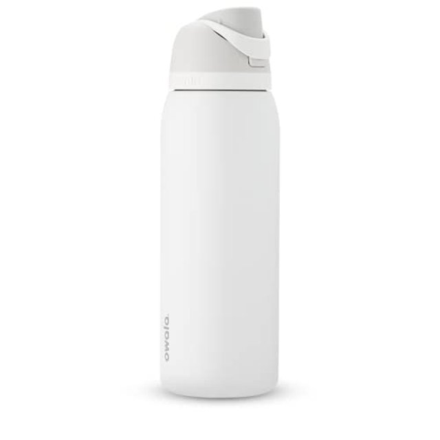 botella de agua owala freesip de acero inoxidable con aislamiento de 750 ml Multicolor, vista frontal centrada; botella cilíndrica con acabado mate blanco visible, tapa con botón de cierre y asa abatible, boquilla con pajita integrada y abertura de boca ancha, logo 'owala' en la base; fondo blanco neutro. A menudo usada para llevar en mochila durante viajes diarios.