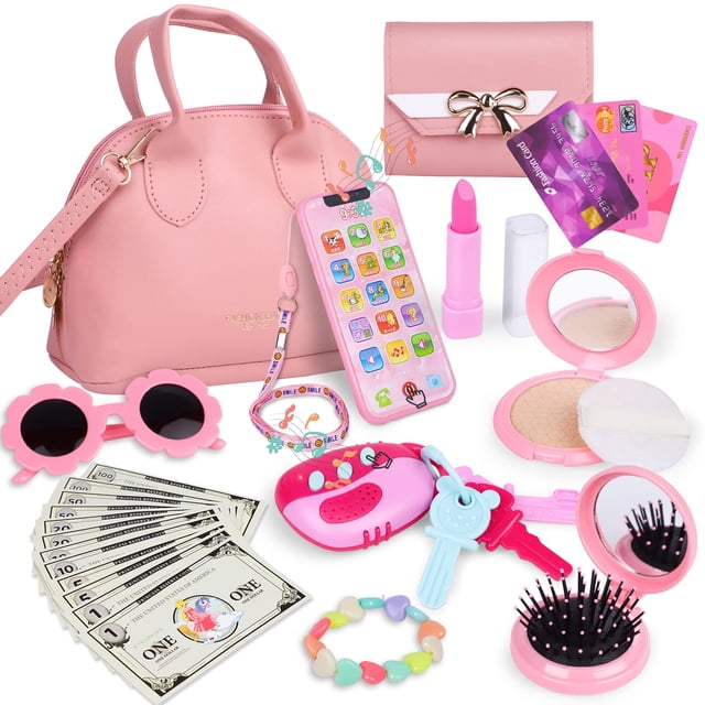monedero toy play learn2m para niñas de 3 a 6 años con set de maquillaje kit de 25 piezas; plano frontal de monedero rosa con asas y correa, cartera rosa con moño dorado, teléfono de juguete con iconos, llaves y control de coche de juguete, gafas de sol flor, espejo compacto con polvera y aplicador, lápiz labial rosa, peinilla, pulsera de cuentas y billetes de juego sobre fondo blanco; ideal para juegos de simulación y para practicar habilidades motoras finas.